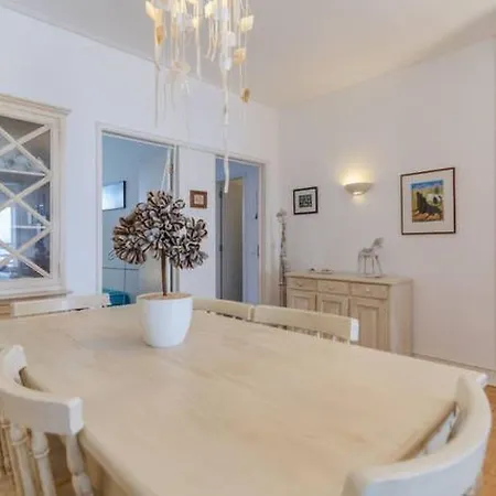 Girafa Mit Blick Auf Wasser By Interhome * פורטימאו